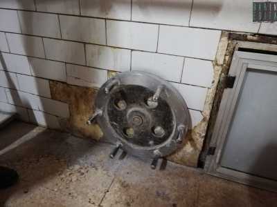 Il panificio � caratterizzato da un piano cottura girevole che viene fatto ruotare tramite un �timone� a pedale prima di entrare nel forno